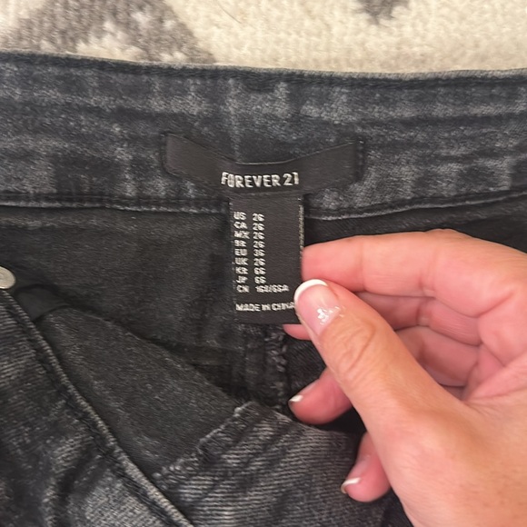 Forever 21 Low Rise Black Denim Jean Shorts Sz 26 - Picture 3 of 4